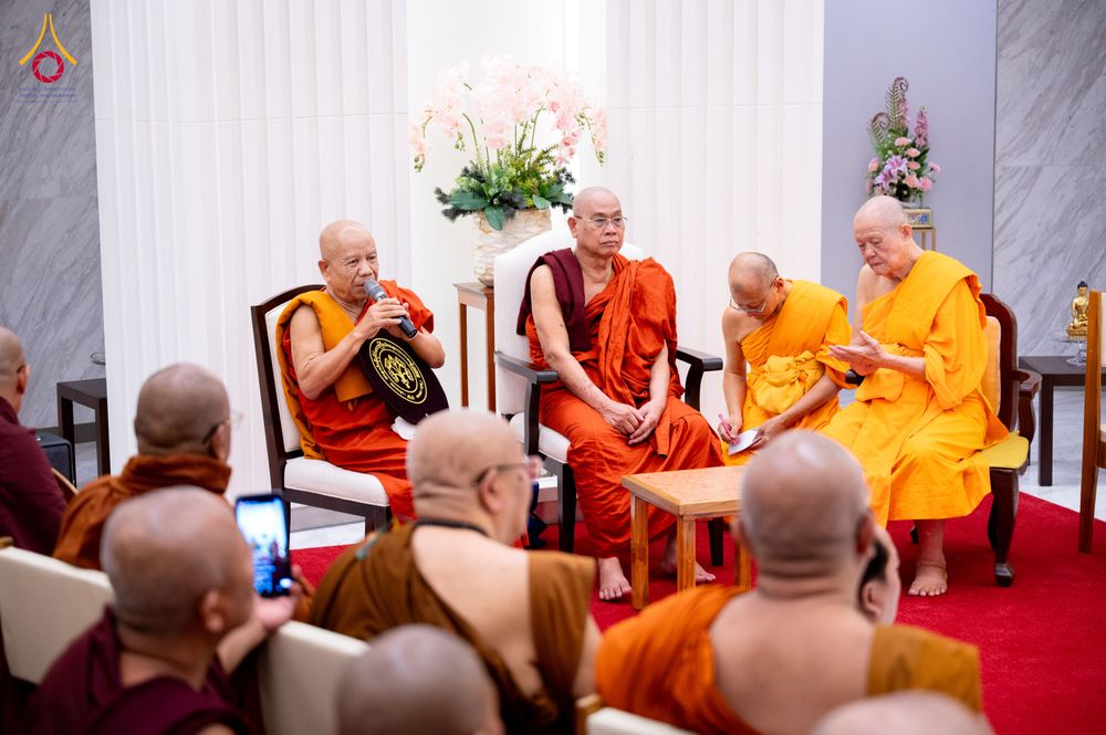 ภาพ No.325536:วันที่ 23 เมษายน พ.ศ.2569 หลวงพ่อทัตตชีโว รองเจ้าอาวาสวัดพระธรรมกาย ถวายการต้อนรับและปฏิสันถารคณะสงฆ์เมียนมาร์และเนปาล