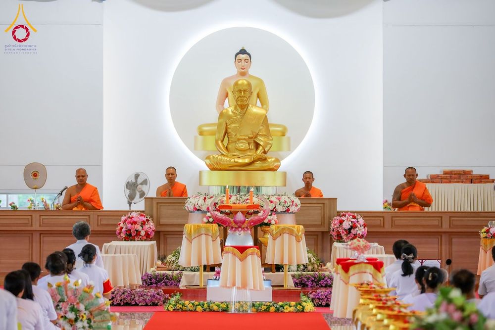 พระภิกษุสงฆ์และผู้เข้าร่วมโครงการอุบาสกแก้ว อุบาสิกาแก้ว กำลังประกอบพิธีทางศาสนาภายในอาคารปฏิบัติธรรม