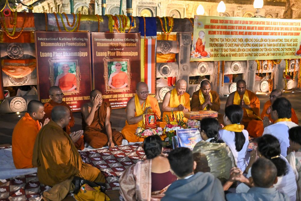 ภาพ No.284105:วันที่ ๔ พฤศจิกายน พุทธศักราช ๒๕๖๘ กฐินสมทบวัดต่างประเทศ โดยคณะศิษยานุศิษย์ บูชาธรรม 81 ปี หลวงพ่อธัมมชโย ณ วัดมหาโพธิ์ เมืองพุทธคยา ประเทศอินเดีย