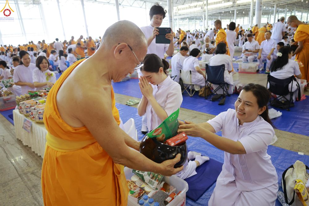 ภาพ No.318190:วันอาทิตย์ต้นเดือนที่ 5 เมษายน พ.ศ.2569 พิธีตักบาตร ณ บ้านแก้วเรือนทองคุณยายอาจารย์ฯ วัดพระธรรมกาย