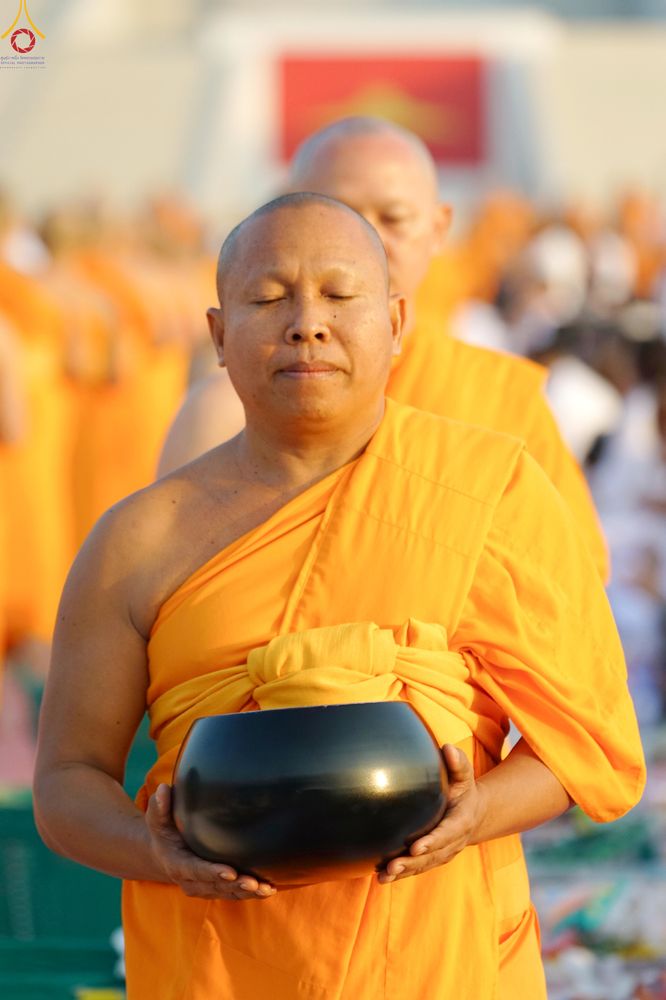 ภาพ No.279851:วันที่ 1 มกราคม พ.ศ.2569 พิธีตักบาตรในวันขึ้นปีใหม่ ณ ลานธรรม วัดพระธรรมกาย