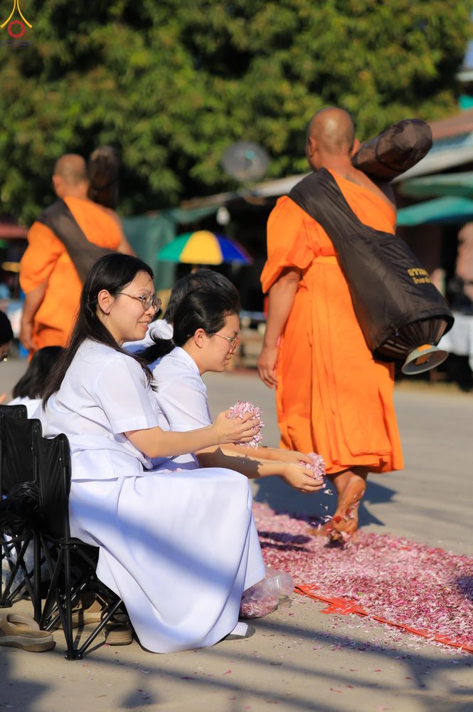ภาพ No.292897:วันที่ 11 มกราคม พ.ศ. 2569 พิธีต้อนรับพระธรรมยาตรา ณ อนุสรณ์สถานลำดับที่ 3 สถานที่เกิดในเพศสมณะ วัดสองพี่น้อง อำเภอสองพี่น้อง จังหวัดสุพรรณบุรี ในโครงการธรรมยาตรา กตัญญูบูชา มหาปูชนียาจารย์ พระมงคลเทพมุนี(สด จนฺทสโร) พระผู้ปราบมาร อนุสรณ์สถาน 7 แห่ง ปีที