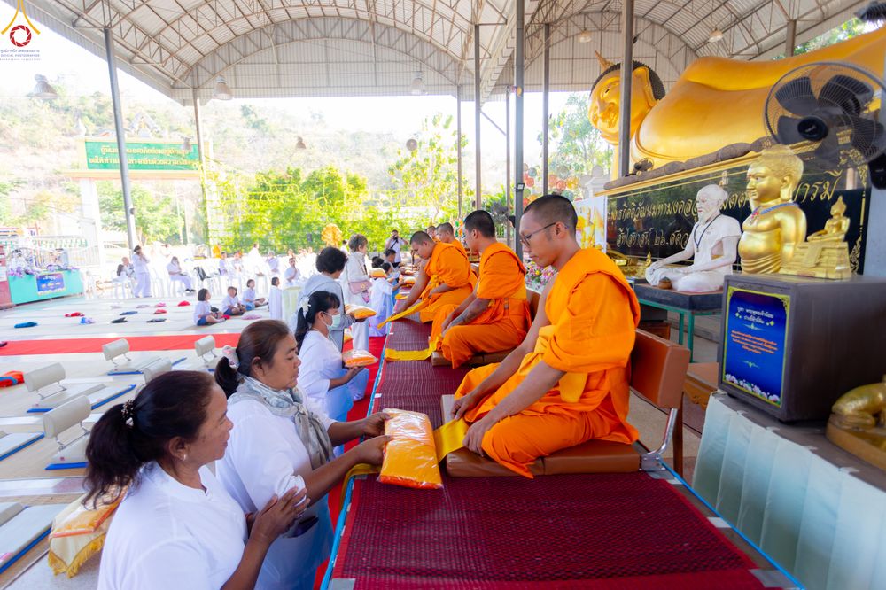 ภาพ No.293285:วันที่ 12 มกราคม พ.ศ. 2569 พิธีทอดผ้าป่าทำนุบำรุงศาสนสถาน ณ วัดพรสวรรค์ อ.สองพี่น้อง จ.สุพรรณบุรี ในโครงการธรรมยาตรา กตัญญูบูชา มหาปูชนียาจารย์ พระมงคลเทพมุนี(สด จนฺทสโร) พระผู้ปราบมาร อนุสรณ์สถาน 7 แห่ง ปีที่ 14