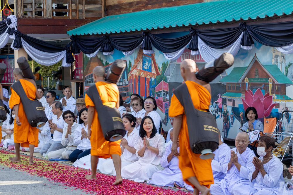 ภาพ No.287789:วันที่ 3 มกราคม พ.ศ. 2569 พิธีต้อนรับพระธรรมยาตรา ครั้งที่ 2 (ภาพชุดที่ 2) ในโครงการธรรมยาตรา กตัญญูบูชา มหาปูชนียาจารย์ พระมงคลเทพมุนี(สด จนฺทสโร) พระผู้ปราบมาร อนุสรณ์สถาน 7 แห่ง ปีที่ 14 ณ อนุสรณ์สถานมหาวิหารพระมงคลเทพมุนี (โลตัสแลนด์) อ.สองพี่น้อง จ.