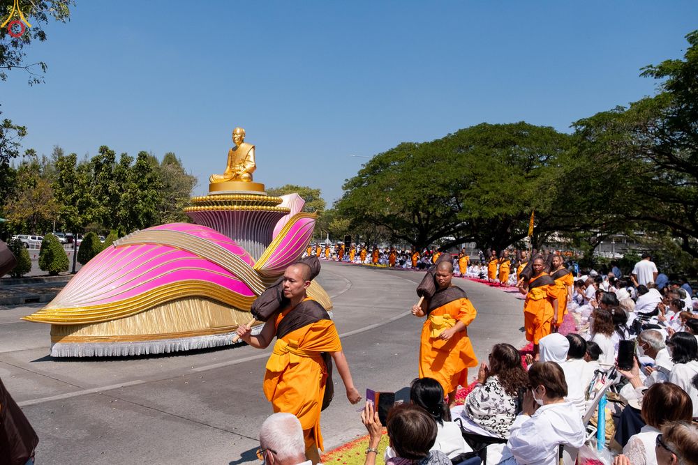 ภาพ No.304696:วันที่ 25 มกราคม พ.ศ. 2569 พิธีต้อนรับพระธรรมยาตรา (ภาพชุดที่ 2) รร.สามัคคีราษฏร์บำรุง-วัดพระธรรมกาย ในโครงการธรรมยาตรา กตัญญูบูชา มหาปูชนียาจารย์ พระมงคลเทพมุนี(สด จนฺทสโร) พระผู้ปราบมาร อนุสรณ์สถาน 7 แห่ง ปีที่ 14