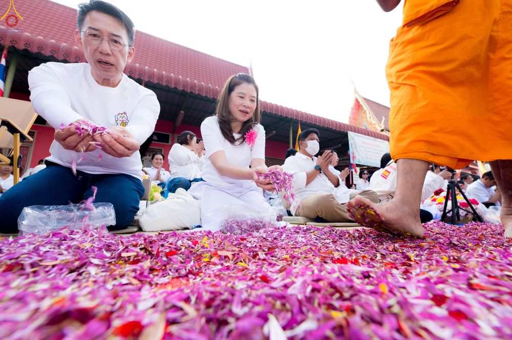 ภาพ No.295049:วันที่ 14 มกราคม พ.ศ. 2569 พิธีต้อนรับพระธรรมยาตรา อนุสรณ์สถานลำดับที่ 4  สถานที่เกิดด้วยกายธรรม ณ วัดโบสถ์บน ต.บางคูเวียง จ.นนทบุรี ในโครงการธรรมยาตรา กตัญญูบูชา มหาปูชนียาจารย์ พระมงคลเทพมุนี(สด จนฺทสโร) พระผู้ปราบมาร อนุสรณ์สถาน 7 แห่ง ปีที่ 14