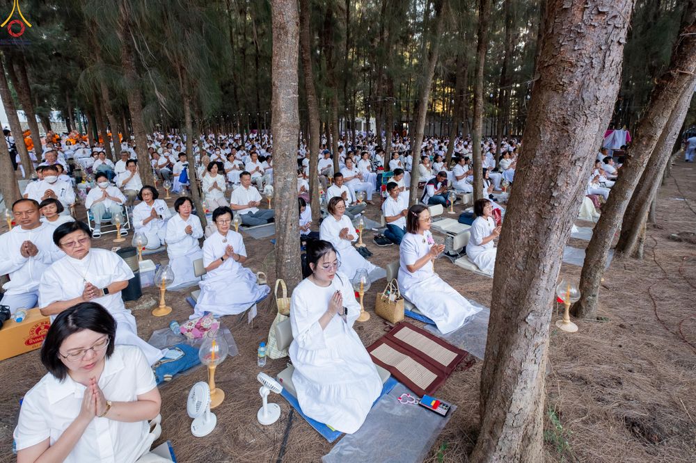 ภาพ No.290087:วันที่ 6 มกราคม พ.ศ. 2569 พิธีจุดประทีปถวายเป็นพุทธบูชา และบูชาธรรมมหาปูชนียาจารย์ (ภาพชุดที่ 2) ณ อนุสรณ์สถานมหาวิหารพระมงคลเทพมุนี (โลตัสแลนด์) อ.สองพี่น้อง จ.สุพรรณบุรี ในโครงการธรรมยาตรา กตัญญูบูชา มหาปูชนียาจารย์ พระมงคลเทพมุนี(สด จนฺทสโร) พระผู้ปรา