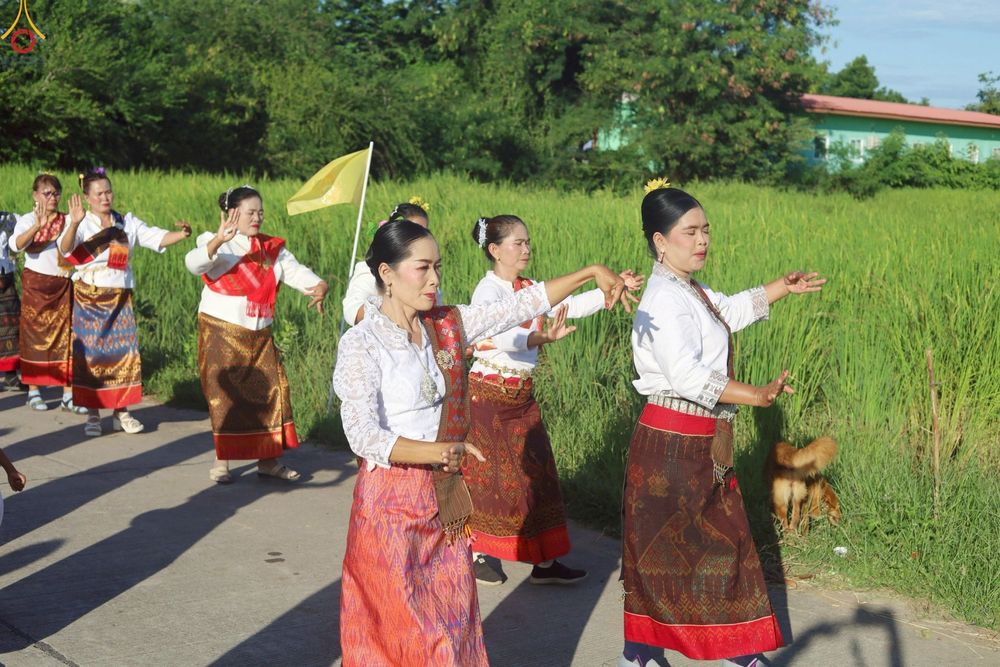 ภาพ No.259075:วันที่ 18 ตุลาคม พ.ศ. 2568 พิธีทอดกฐินสามัคคีทั่วไทย 30,000 วัด โดยคณะศิษยานุศิษย์ บูชาธรรม 81 ปี หลวงพ่อธัมมชโย ณ วัดสว่างอารมณ์  อ.แคนดง จ.บุรีรัมย์