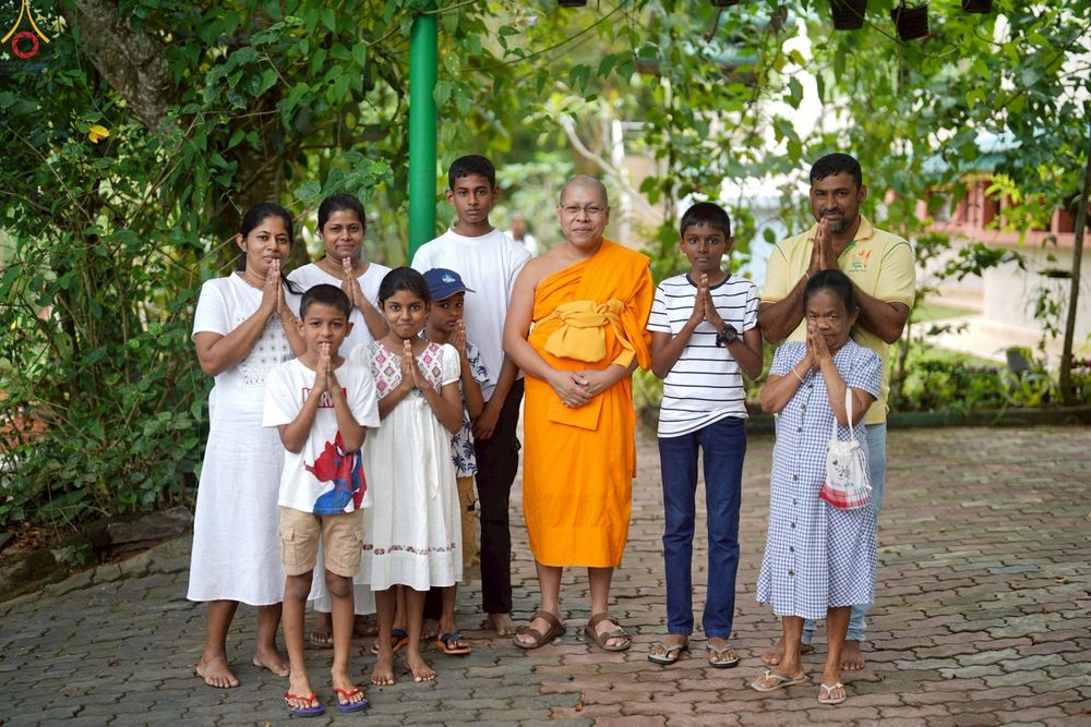 ภาพ No.264878:วันที่ 19 ตุลาคม พ.ศ. 2568 กฐินสมทบต่างประเทศ บูชาธรรม 81 ปี  หลวงพ่อธัมมชโย วัดพระธรรมกาย  ณ วัดอนุรุทธะ อารานะ ประเทศศรีลังกา 