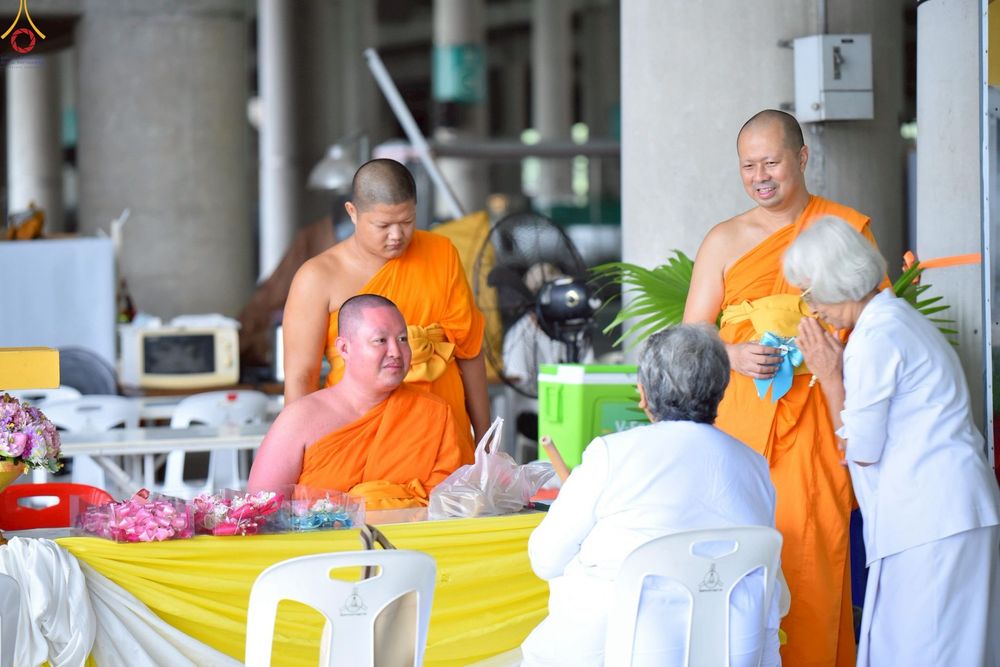 ภาพ No.246559:วันที่ 14 กันยายน พ.ศ. 2568 พิธีตักบาตรฉลองพระใหม่ ในโครงการอุปสมบทหมู่บูชาธรรม ครบรอบ108ปี วันครูผู้ค้นพบวิชชาธรรมกาย ณ วิหารคด วัดพระธรรมกาย