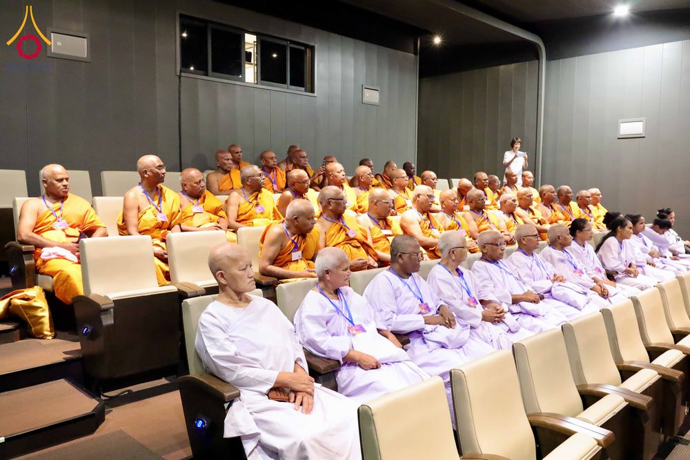 ภาพ No.327632:วันที่ 1-6 พฤษภาคม พ.ศ.2569 ต้อนรับชาวต่างชาติ พระภิกษุ คณะชาวเมียนมาร์  อุบาสิกาชาวอินเดีย เยี่ยมชมวัดพระธรรมกายและสักการะพระมหาธรรมกายเจดีย์
