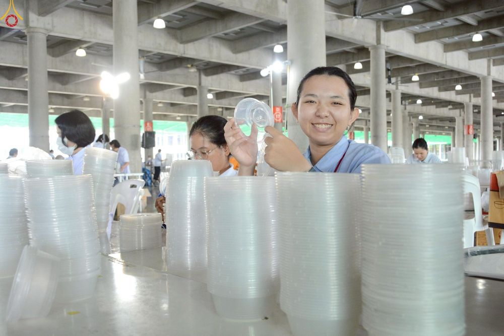 ภาพ No.246644:วันที่ 12 กันยายน พ.ศ. 2568 การเก็บงาน จัดเก็บไฟ LED ของเจ้าหน้าที่ทุกสถานะ ณ วิหารคด วัดพระธรรมกาย