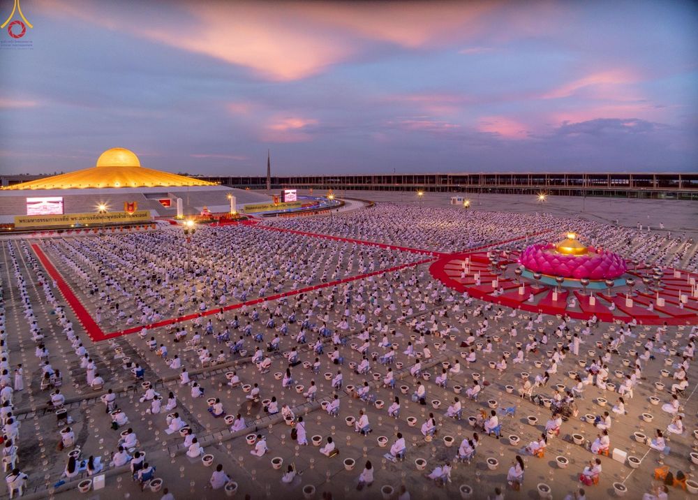 ภาพ No.253591:วันที่ 10 ตุลาคม พ.ศ. 2568 พิธีจุดประทีปบูชาพระผู้ปราบมาร, พิธีจุดประทีปบนพระมหาธรรมกายเจดีย์  20,000 ดวง เนื่องในวันคล้ายวันเกิดครบรอบ 141 ปี พระมงคลเทพมุนี (สด จนฺทสโร)