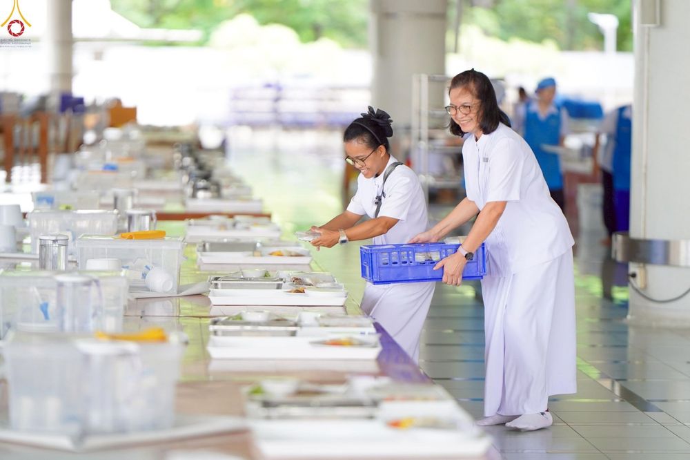 ภาพ No.248474:วันที่ 27 กันยายน พ.ศ. 2568 พิธีถวายเมนูสวรรค์เพื่อการบรรลุธรรม ณ หอฉันคุณยายอาจารย์ฯ วัดพระธรรมกาย