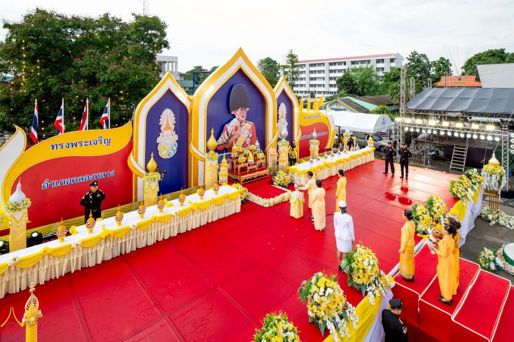 ภาพ No.235091:วันจันทร์ที่ 28 กรกฎาคม พ.ศ. 2568 พิธีถวายเครื่องราชสักการะและวางพานพุ่ม และพิธีจุดเทียนถวายพระพรชัยมงคล เนื่องในโอกาสวันเฉลิมพระชนมพรรษา พระบาทสมเด็จพระวชิรเกล้าเจ้าอยู่หัว ณ บริเวณหน้าอาคารสำนักงาน เทศบาลเมืองคลองหลวง จ.ปทุมธานี
