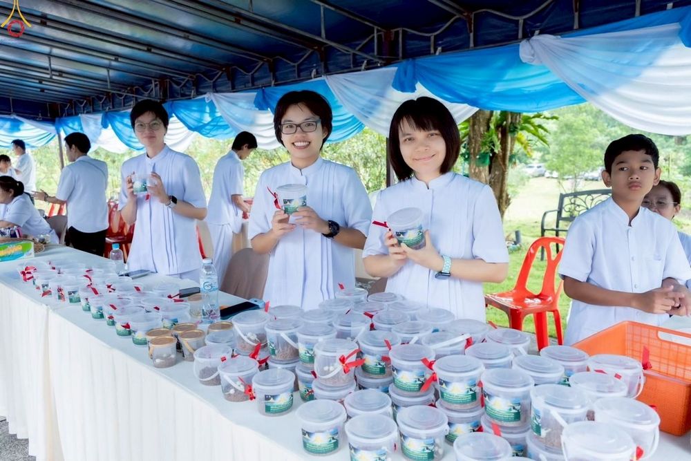 ภาพ No.238296:วันเสาร์ที่ 9 สิงหาคม พ.ศ. 2568 พิธีกลั่นแผ่นดิน โปรยทราย และจุดประทีปถวายเป็นพุทธบูชา จ.ระยอง สถาปนาองค์พระเจดีย์เพื่อสร้างสันติภาพโลก ณ ศูนย์ปฏิบัติธรรมระยอง(บ้านช่องลม) ต.บางบุตร อ.บ้านค่าย จ.ระยอง