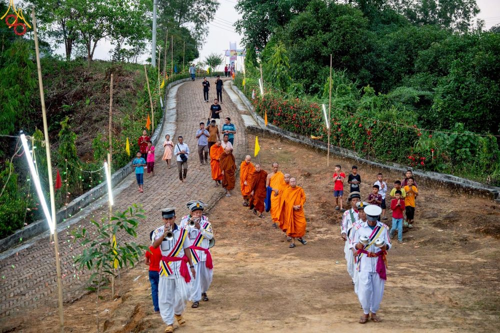 ภาพ No.261587:วันที่ 19 ตุลาคม พ.ศ. 2568 พิธีทอดกฐินสมทบ วัดกัลยาณมิตรต่างประเทศ บูชาธรรม 81 ปี หลวงพ่อธัมมชโย ณ วัดสารนาถ เมืองคาร์การชารี ประเทศบังกลาเทศ 