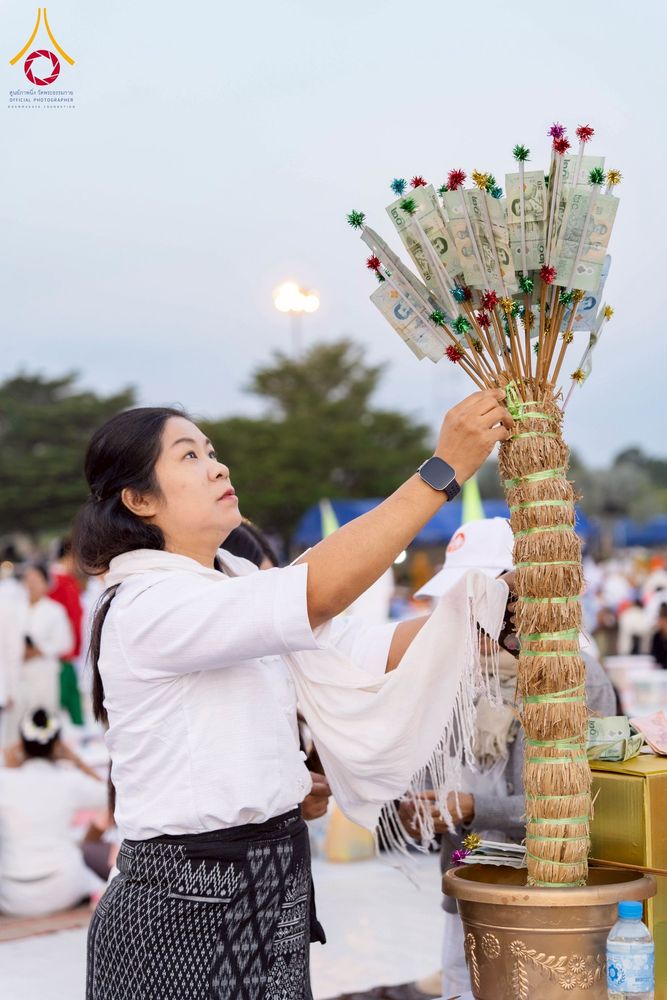 ภาพ No.276866:วันเสาร์ที่ 6 ธันวาคม พ.ศ. 2568 พิธีตักบาตรพระ 1,000 รูป อุทิศถวายพระราชกุศลสมเด็จพระนางเจ้าสิริกิติ์ พระบรมราชินีนาถ พระบรมราชชนนี พันปีหลวง และ ทำบุญเมืองลำปาง ครบรอบ 1,345 ปี ณ ลานพระบรมราชานุสาวรีย์สมเด็จพระนเรศวรมหาราชนครลำปาง อ.เกาะคา จ.ลำปาง