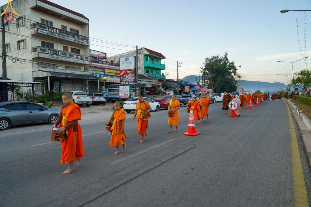 ภาพ No.106755:พิธีตักบาตรพระ ๒๐๐ รูป  "สร้างบุญใหญ่ ส่งท้ายปีเก่า ต้อนรับปีใหม่ ๒๕๖๗" วันอาทิตย์ที่ ๓๑ ธันวาคม ๒๕๖๖ ณ ถนนหน้าที่ว่าการอำเภอภูเรือ อำเภอภูเรือ จังหวัดเลย