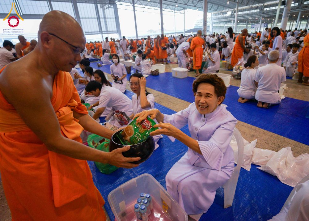 ภาพ No.308262:วันที่ 1  กุมภาพันธ์ พ.ศ. 2569 พิธีตักบาตรข้าวสารอาหารแห้ง ณ บ้านแก้วเรือนทองคุณยาย สภาธรรมกายสากล วัดพระธรรมกาย