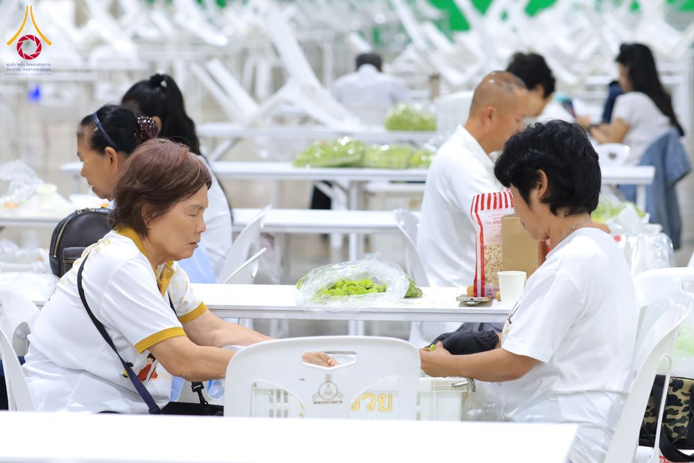 ภาพ No.303313:วันที่ 15-21 มกราคม พ.ศ.2569 ปลิดกลีบดอกเบญจทรัพย์ เพื่อโปรยต้อนรับพระธรรมยาตรา ในโครงการธรรมยาตรา กตัญญูบูชา มหาปูชนียาจารย์ พระมงคลเทพมุนี(สด จนฺทสโร) พระผู้ปราบมาร อนุสรณ์สถาน 7 แห่ง ปีที่ 14 ณ วิหารคด วัดพระธรรมกาย