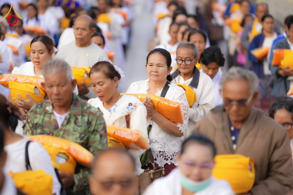 ภาพ No.278569:วันอาทิตย์ที่ 14 ธันวาคม พ.ศ.2568  พิธีเวียนประทักษิณ พิธีวันทาสีมาพระประธาน โครงการบวชบูชาธรรมมหาปูชนียาจารย์ ของศูนย์ปฏิบัติธรรมบุรีรัมย์ ณ วัดกลาง พระอารามหลวง จังหวัดบุรีรัมย์