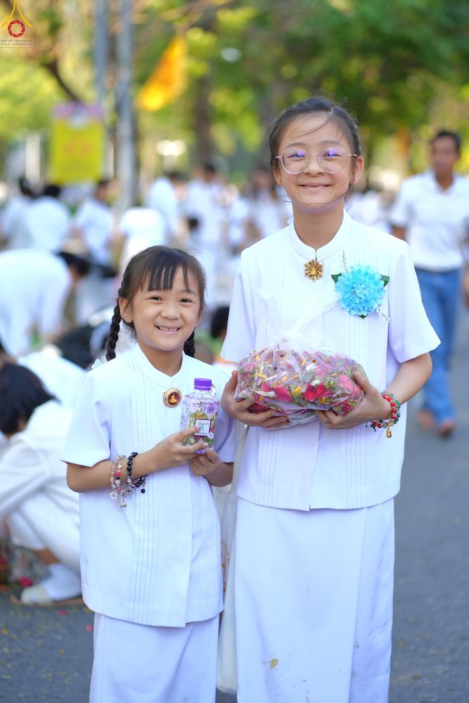 ภาพ No.304127:วันที่ 25 มกราคม พ.ศ. 2569 พิธีต้อนรับพระธรรมยาตรา  รร.สามัคคีราษฏร์บำรุง-วัดพระธรรมกาย ในโครงการธรรมยาตรา กตัญญูบูชา มหาปูชนียาจารย์ พระมงคลเทพมุนี(สด จนฺทสโร) พระผู้ปราบมาร อนุสรณ์สถาน 7 แห่ง ปีที่ 14