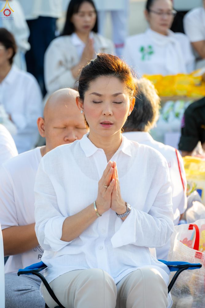 ภาพ No.282619:วันเสาร์ที่ 20 ธันวาคม พ.ศ.2568 พิธีตักบาตรพระ 10,000 รูป (ชุด 2) เนื่องในโอกาส 194 ปี จังหวัดกาญจนบุรี และอุทิศส่วนกุศลให้แด่บรรพชนทั้งหลาย บริเวณถนนสองแคว (Skywalk) เมืองกาญจนบุรี