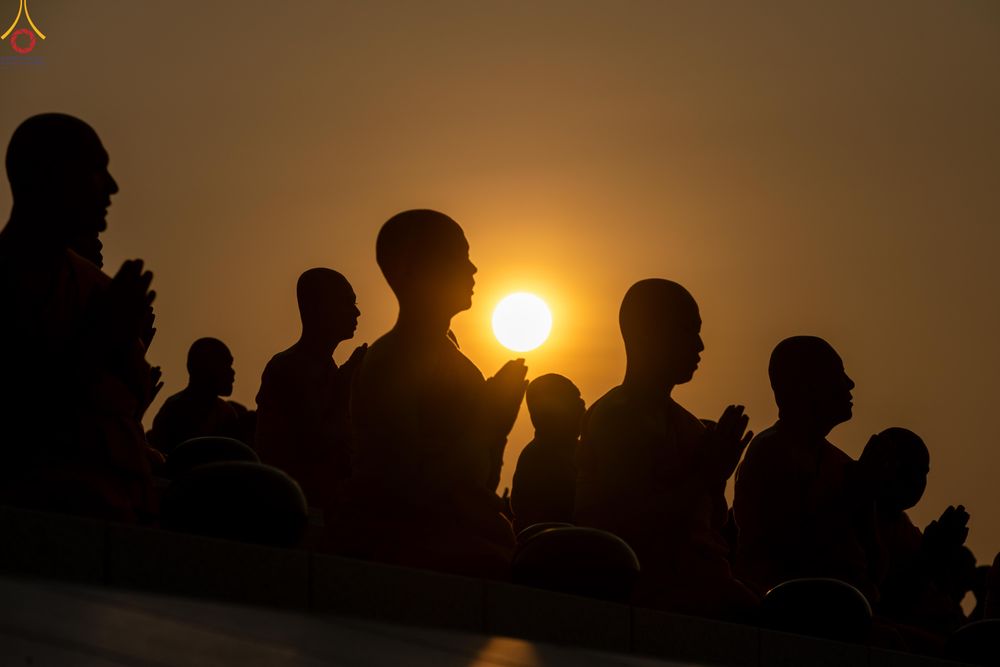 ภาพ No.279686:วันที่ 1 มกราคม พ.ศ.2569 พิธีตักบาตรในวันขึ้นปีใหม่ ณ ลานธรรม วัดพระธรรมกาย