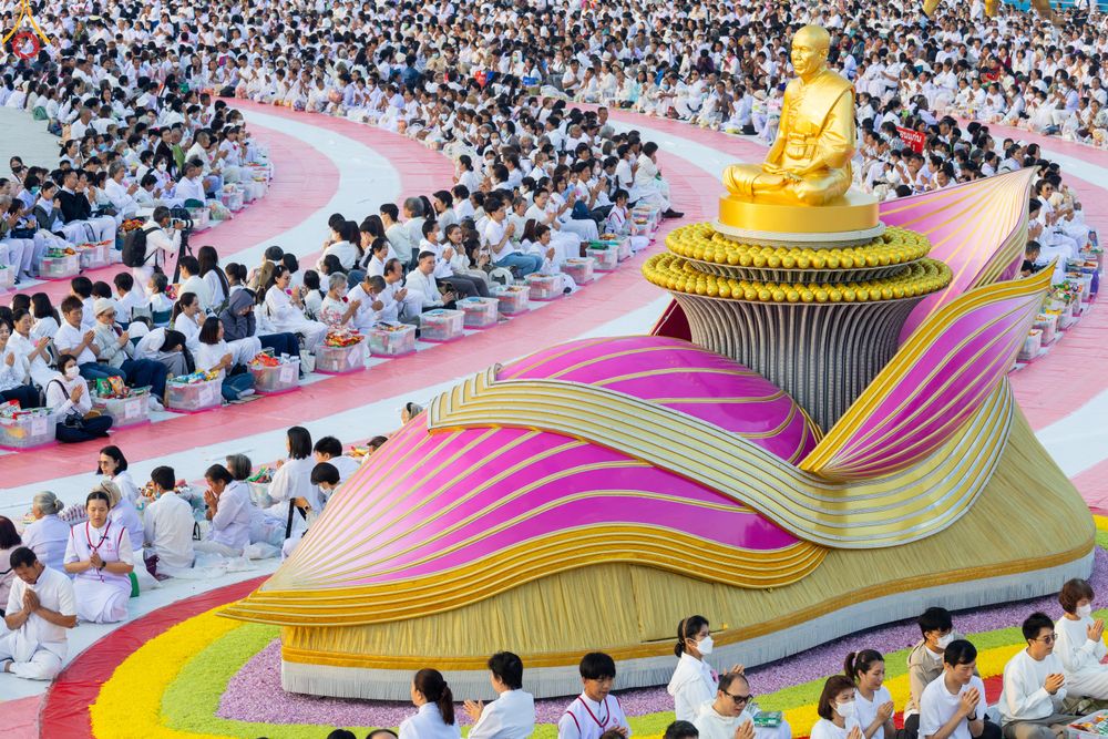 ภาพ No.302511:วันที่ 24 มกราคม พ.ศ. 2569 พิธีตักบาตรพระธรรมยาตรา ณ อนุสรณ์สถานลำดับที่ 5 สถานที่เผยแผ่วิชชาธรรมกายครั้งแรก อนุสรณ์สถานบางปลา วัดบางปลา อำเภอบางเลน จังหวัดนครปฐม ในโครงการธรรมยาตรา กตัญญูบูชา มหาปูชนียาจารย์ พระมงคลเทพมุนี(สด จนฺทสโร) พระผู้ปราบมาร อนุส