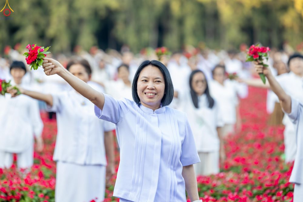 ภาพ No.280963:วันที่ 28 ธันวาคม พ.ศ.2568 กิจกรรมเก็บดอกแพงรวย ณ ทุ่งสวรรค์ตะวันฉาย วัดพระธรรมกาย