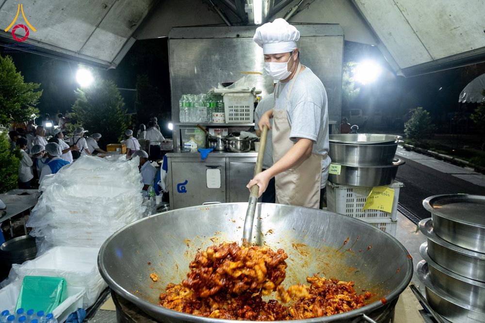 ภาพ No.289480:วันที่ 7 มกราคม พ.ศ. 2569 พิธีถวายภัตตาหารเป็นสังฆทาน แด่พระธรรมยาตรา ในโครงการธรรมยาตรา กตัญญูบูชา มหาปูชนียาจารย์ พระมงคลเทพมุนี(สด จนฺทสโร) พระผู้ปราบมาร อนุสรณ์สถาน 7 แห่ง ปีที่ 14 ณ อนุสรณ์สถานมหาวิหารพระมงคลเทพมุนี (โลตัสแลนด์) อ.สองพี่น้อง จ.สุพรร