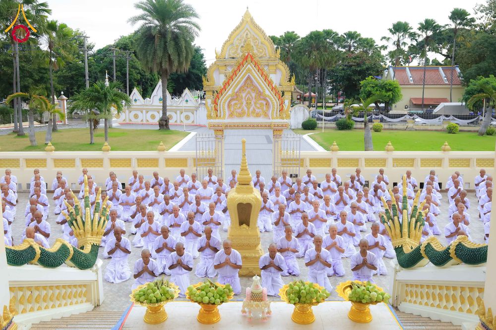 ภาพ No.278592:วันอาทิตย์ที่ 14 ธันวาคม พ.ศ.2568  พิธีเวียนประทักษิณ พิธีวันทาสีมาพระประธาน โครงการบวชบูชาธรรมมหาปูชนียาจารย์ ของศูนย์ปฏิบัติธรรมบุรีรัมย์ ณ วัดกลาง พระอารามหลวง จังหวัดบุรีรัมย์