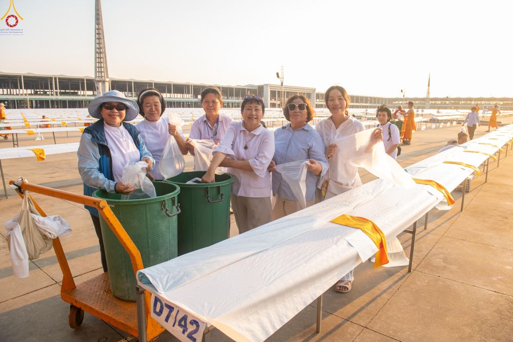 ภาพ No.321253:วันที่ 10-11 เมษายน พ.ศ.2569 การเตรียมกล่องไทยธรรม และการติดผ้ารับประเคน เพื่องานถวายมหาสังฆทาน 40,000 กว่าวัดทั่วประเทศ วันคุ้มครองโลก 22 เมษายน พ.ศ.2569 วัดพระธรรมกาย