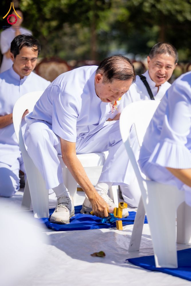 ภาพ No.285823:วันพุธที่ 10 ธันวาคม พ.ศ.2568  พิธีตอกเสาเข็มมงคลต้นสุดท้าย รองรับองค์พระเจดีย์เพื่อสร้างสันติภาพโลก ณ ศูนย์ปฏิบัติธรรมและศูนย์อบรมเยาวชน ชัยนาท