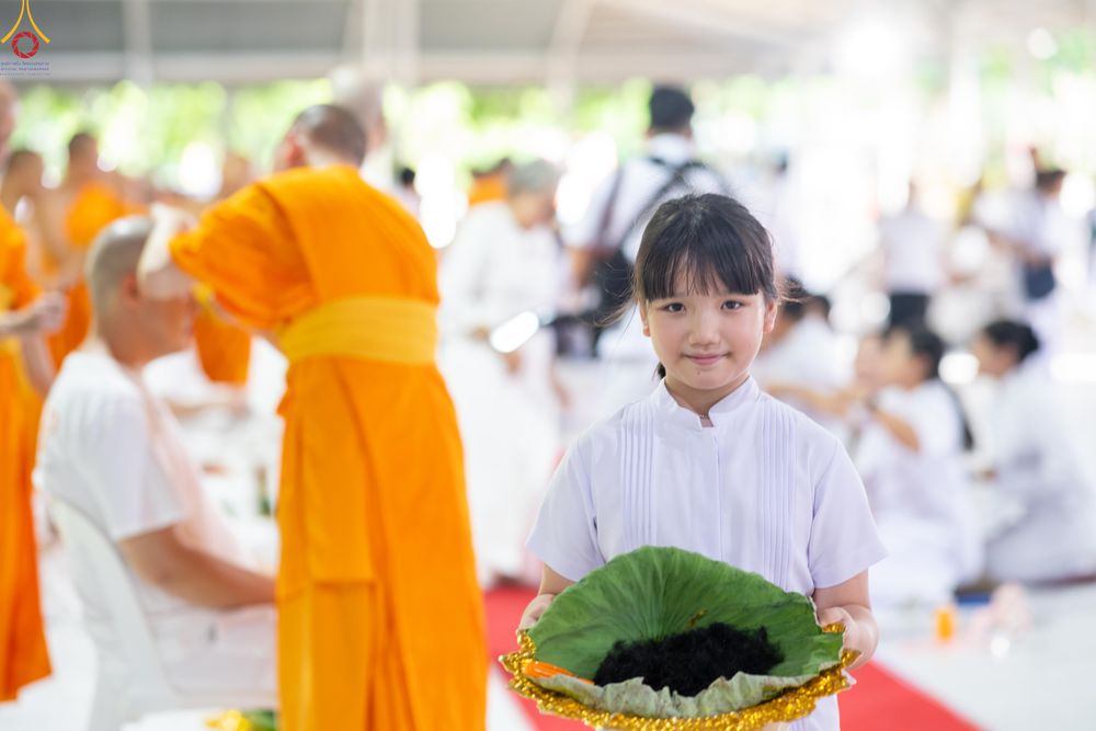 ภาพ No.338337:วันอาทิตย์ที่ 5 กรกฎาคม พศ.2569 พิธีตัดปอยผมธรรมทายาทนานาชาติ IDOP รุ่นที่ 21 จากประเทศจีน มาเลเซีย สิงคโปร์ และไต้หวัน ณ โถงช้าง วัดพระธรรมกาย