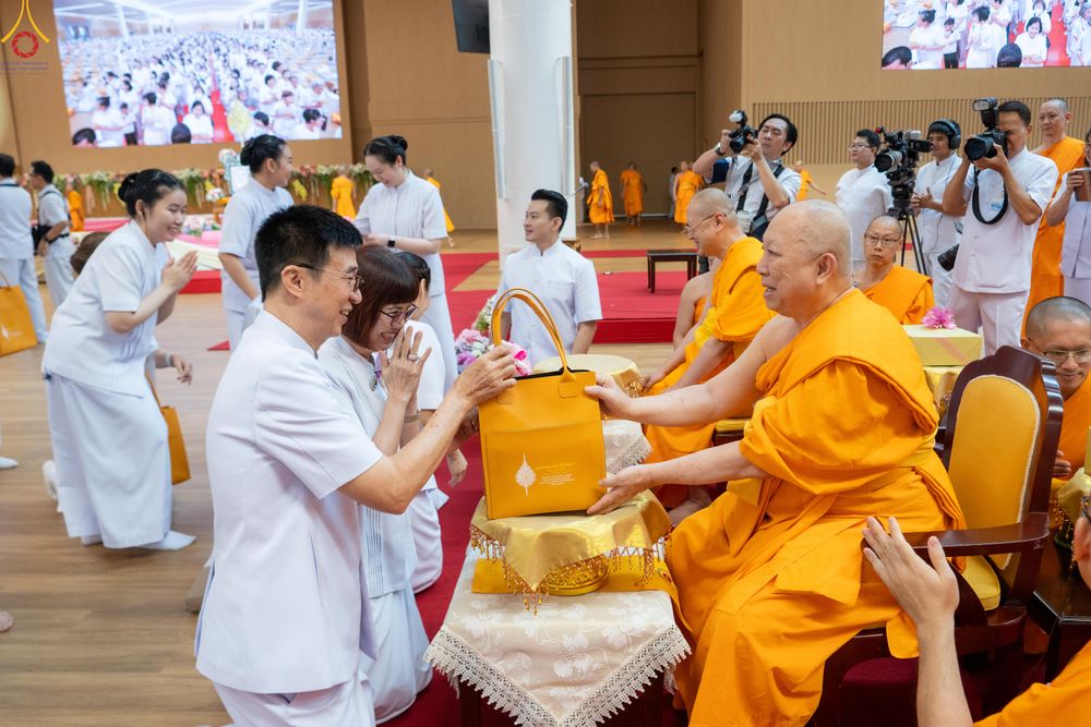 ภาพ No.343333:วันที่ 16 สิงหาคม พ.ศ.2569 พิธีมุทิตาสักการะพระราชาคณะ ณ ห้องแก้วสารพัดนึก 2 วัดพระธรรมกาย