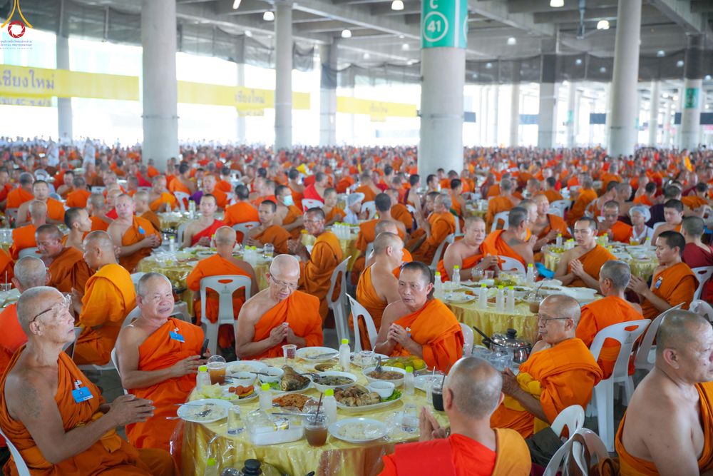 ภาพ No.323771:วันที่ 22 เมษายน พ.ศ.2569(วันคุ้มครองโลก) งานถวายมหาสังฆทาน 40,000 กว่าวัดทั่วประเทศ คณะสงฆ์ฉันภัตตาหารเพล