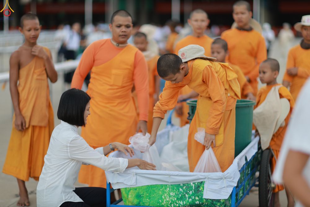 ภาพ No.320412:วันที่ 9 เมษายน พ.ศ.2569 การเตรียมงาน มัดถุงน้ำ ถ่วงขาโต๊ะไทยธรรม เพื่องานถวายมหาสังฆทาน 40,000 กว่าวัดทั่วประเทศ วันคุ้มครองโลก 22 เมษายน พ.ศ.2569 วัดพระธรรมกาย