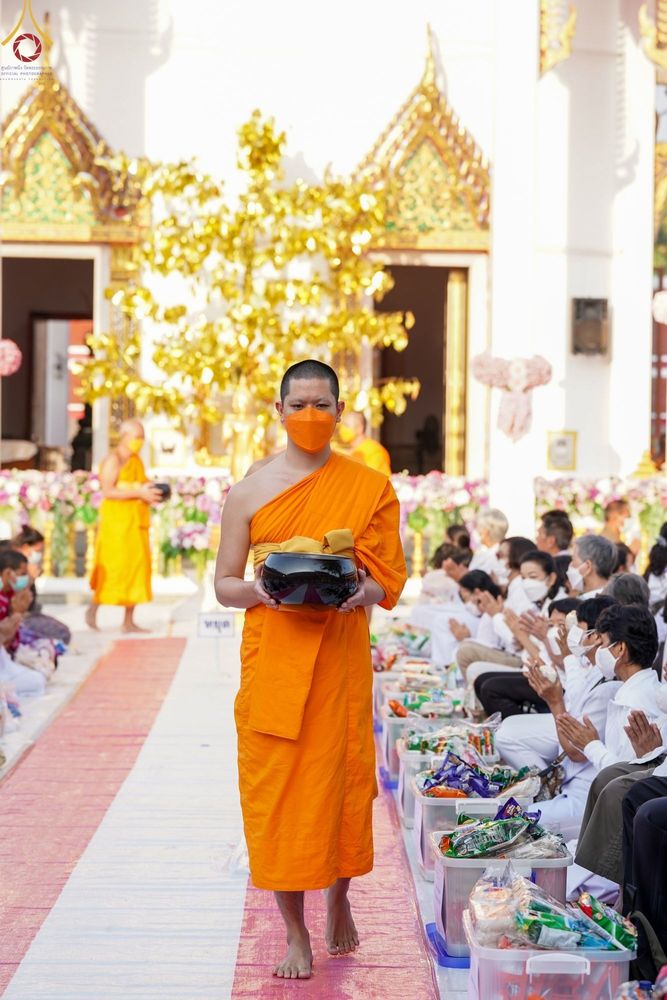ภาพ No.72063:พิธีตักบาตรพระธรรมยาตราฯ ในโครงการธรรมยาตรากตัญญูบูชา มหาปูชนียาจารย์ พระมงคลเทพมุนี(สด จนฺทสโร) พระผู้ปราบมาร ปีที่ 11 ณ อนุสรณ์สถานลำดับที่ 3 สถานที่เกิดใหม่ในเพศสมณะ วัดสองพี่น้อง อ.สองพี่น้อง จ.สุพรรณบุรี วันที่ 18 มกราคม พ.ศ. 2566