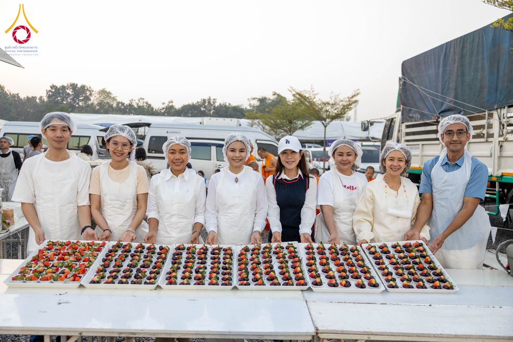 ภาพ No.294811:วันที่ 15 มกราคม พ.ศ. 2569 พิธีถวายภัตตาหารเป็นสังฆทาน แด่พระธรรมยาตรา ณ วัดโบสถ์บน ต.บางคูเวียง จ.นนทบุรี อนุสรณ์สถานลำดับที่ 4 สถานที่เกิดด้วยกายธรรม ในโครงการธรรมยาตรา กตัญญูบูชา มหาปูชนียาจารย์ พระมงคลเทพมุนี(สด จนฺทสโร) พระผู้ปราบมาร อนุสรณ์สถาน 7 แ