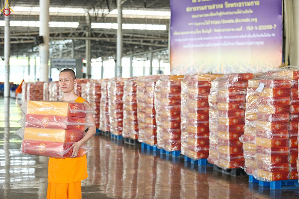 ภาพ No.321163:วันที่ 10-11 เมษายน พ.ศ.2569 การเตรียมกล่องไทยธรรม และการติดผ้ารับประเคน เพื่องานถวายมหาสังฆทาน 40,000 กว่าวัดทั่วประเทศ วันคุ้มครองโลก 22 เมษายน พ.ศ.2569 วัดพระธรรมกาย