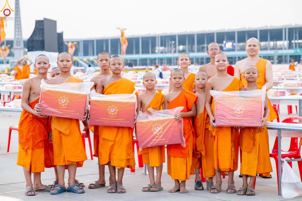 ภาพ No.323155:วันที่ 19 เมษายน พ.ศ.2569 การเรียงกล่องไทยธรรม , เตรียมงานจราจร เพื่องานถวายมหาสังฆทาน 40,000 กว่าวัดทั่วประเทศ วันคุ้มครองโลก 22 เมษายน พ.ศ.2569 วัดพระธรรมกาย