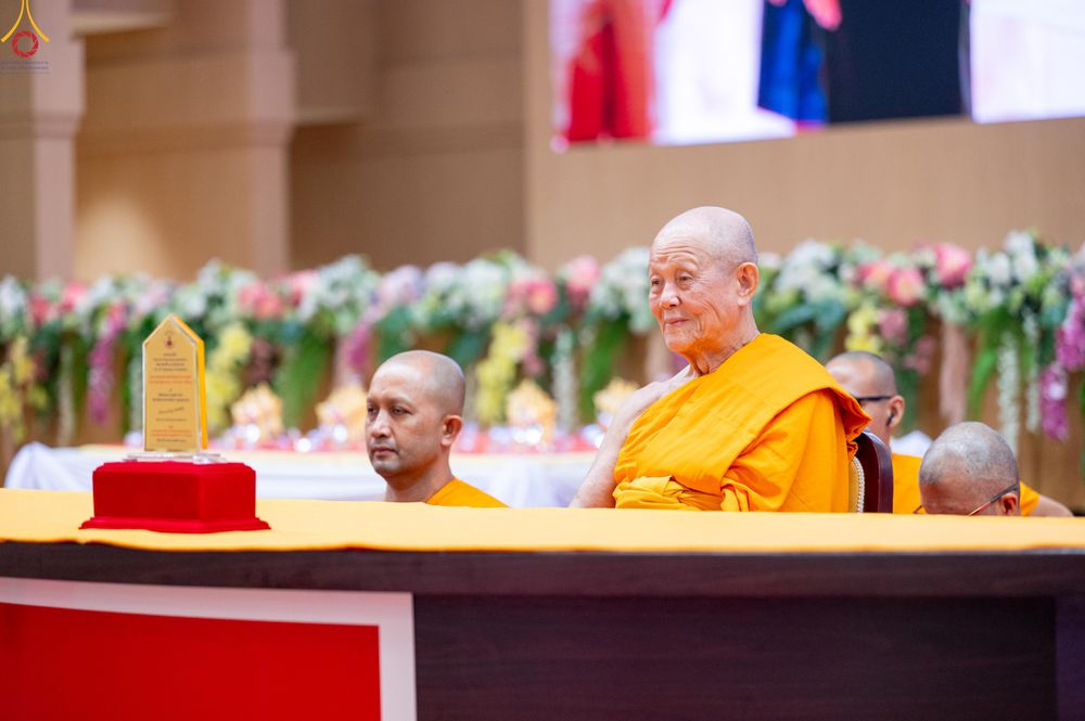 ภาพ No.311924:วันอังคารที่ 3 มีนาคม พ.ศ.2569 พิธีมอบโล่วัชรเกียรติยศ โครงการตอบปัญหาธรรมะทางก้าวหน้า ครั่งที่ 43, พิธีมอบโล่วัชรเกียรติยศ โครงการสอบตอบปัญหาศีลธรรม เพื่อสันติภาพโลก (World-Pec) ครั้งที่ 19 ณ สภาธรรมกายสากล วัดพระธรรมกาย