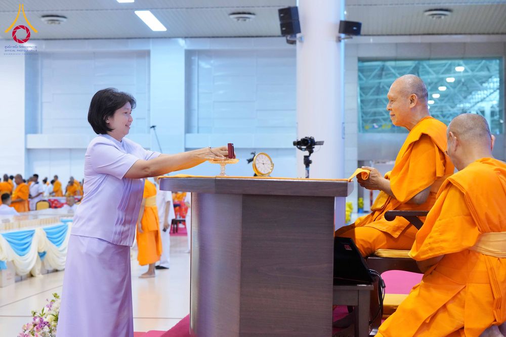ภาพ No.338047:วันอาทิตย์ต้นเดือน 5 กรกฎาคม พ.ศ.2569 สัมมนาพิเศษ พิธีมอบพระของขวัญ ณ ห้องแก้วสารพัด1 วัดพระธรรมกาย