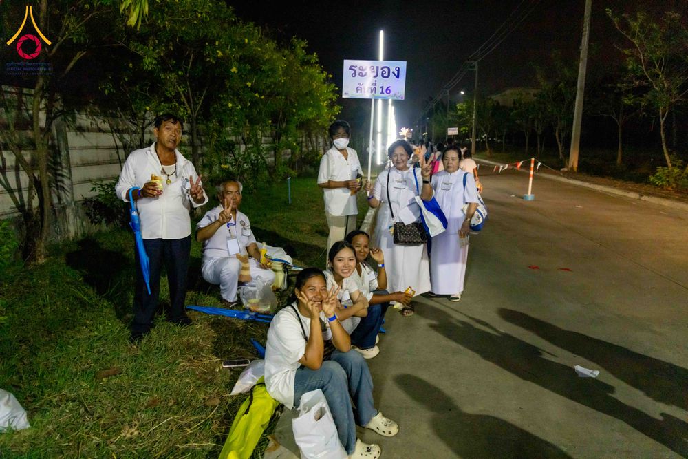 ภาพ No.324574:วันที่ 22 เมษายน พ.ศ.2569 (วันคุ้มครองโลก) บรรยากาศพระสังฆาธิการและสาธุชน การเดินทางกลับ งานถวายมหาสังฆทาน 40,000 กว่าวัดทั่วประเทศ วัดพระธรรมกาย