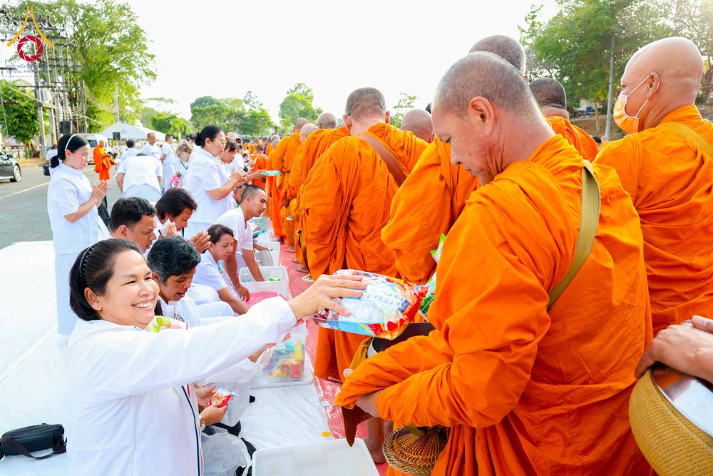 ภาพ No.310350:วันอาทิตย์ที่ 15 กุมภาพันธ์ พ.ศ. 2569 ตักบาตรพระ 1,000 รูป เมืองตรัง ปีที่ 2 ณ ลานพระบรมราชานุสาวรีย์ รัชกาลที่ 5 (หน้าศาลจังหวัดตรัง)อ.เมือง จ.ตรัง