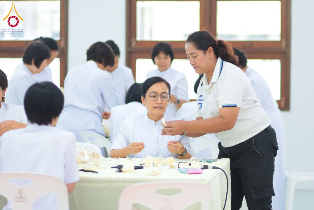 ภาพ No.327515:วันศุกร์ที่ 1 พฤษภาคม พ.ศ. 2569 รวมใจพสกนิกรชาวอำเภอคลองหลวง ประดิษฐ์ดอกไม้จันทน์ เพื่อใช้ในพิธีถวายดอกไม้จันทน์ในงานพระราชพิธีถวายพระเพลิงพระบรมศพ สมเด็จพระนางเจ้าสิริกิติ์ พระบรมราชินีนาถ พระบรมราชชนนีพันปีหลวง ณ วัดพระธรรมกาย