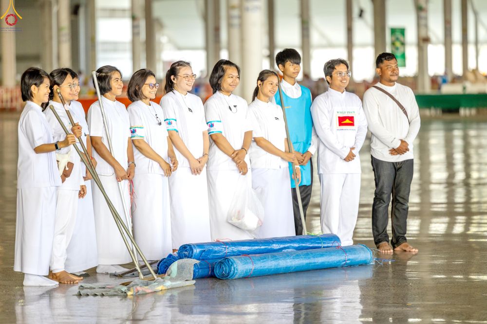 ภาพ No.327978:วันที่ 3 พฤษภาคม พ.ศ.2569 พิธีตักบาตร ข้าวสารอาหารแห้ง ณ บ้านแก้วเรือนทองคุณยายอาจารย์ฯ วัดพระธรรมกาย