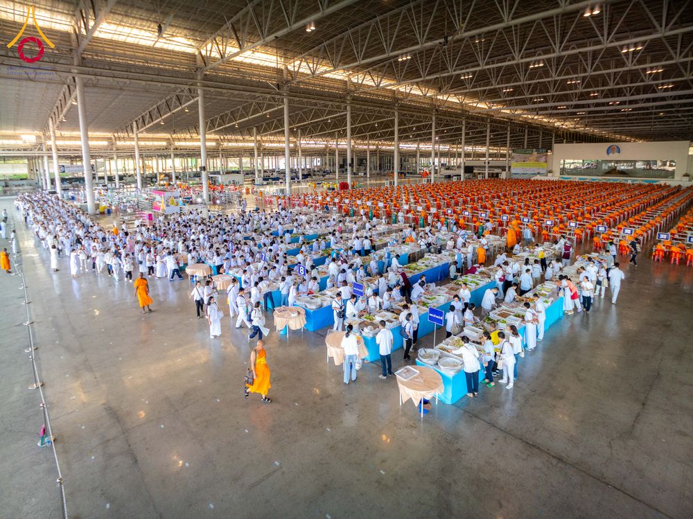 ภาพ No.279180:วันที่ 2 มกราคม พ.ศ.2569 พิธีถวายภัตตาหารเป็นสังฆทาน แด่พระธรรมยาตรา ณ วัดพระธรรมกาย ปทุมธานี ในโครงการธรรมยาตรา กตัญญูบูชา มหาปูชนียาจารย์ พระมงคลเทพมุนี(สด จนฺทสโร) พระผู้ปราบมาร อนุสรณ์สถาน 7 แห่ง ปีที่ 14